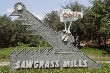 Sawgrass Mills Mall entrance sign.