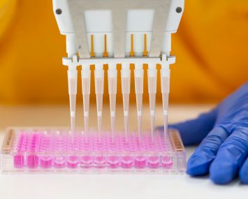 A multichannel pipette device portions out fluid for medical and pharmaceutical research and testing.