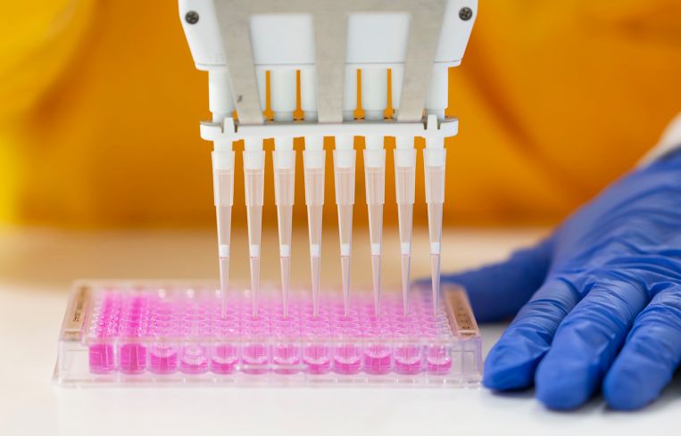 A multichannel pipette device portions out fluid for medical and pharmaceutical research and testing.