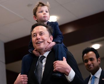 Elon Musk with his son, and Vivek Ramaswamy make their way to a meeting in the Capitol Visitor Center.