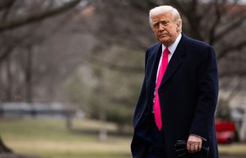 President Donald Trump walks to the residence after arriving to the White House.