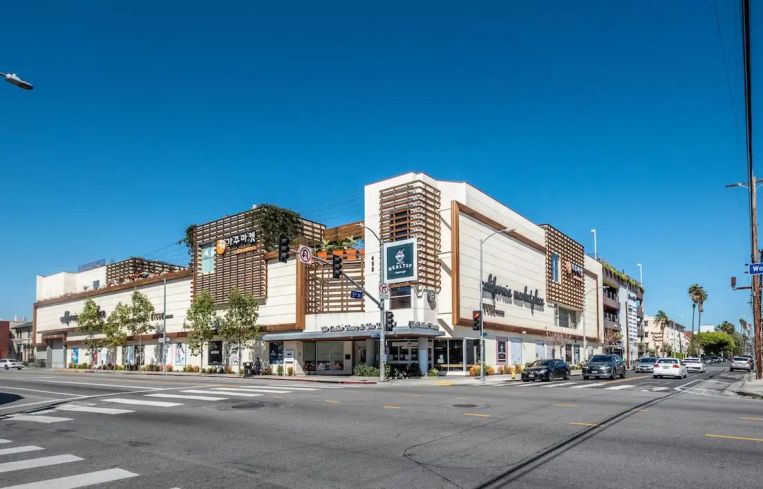 California Market at 450 South Western Avenue, Los Angeles.