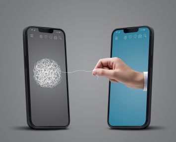 Two smartphones facing each other, a hand is untangling a line on the other screen, online therapy concept.