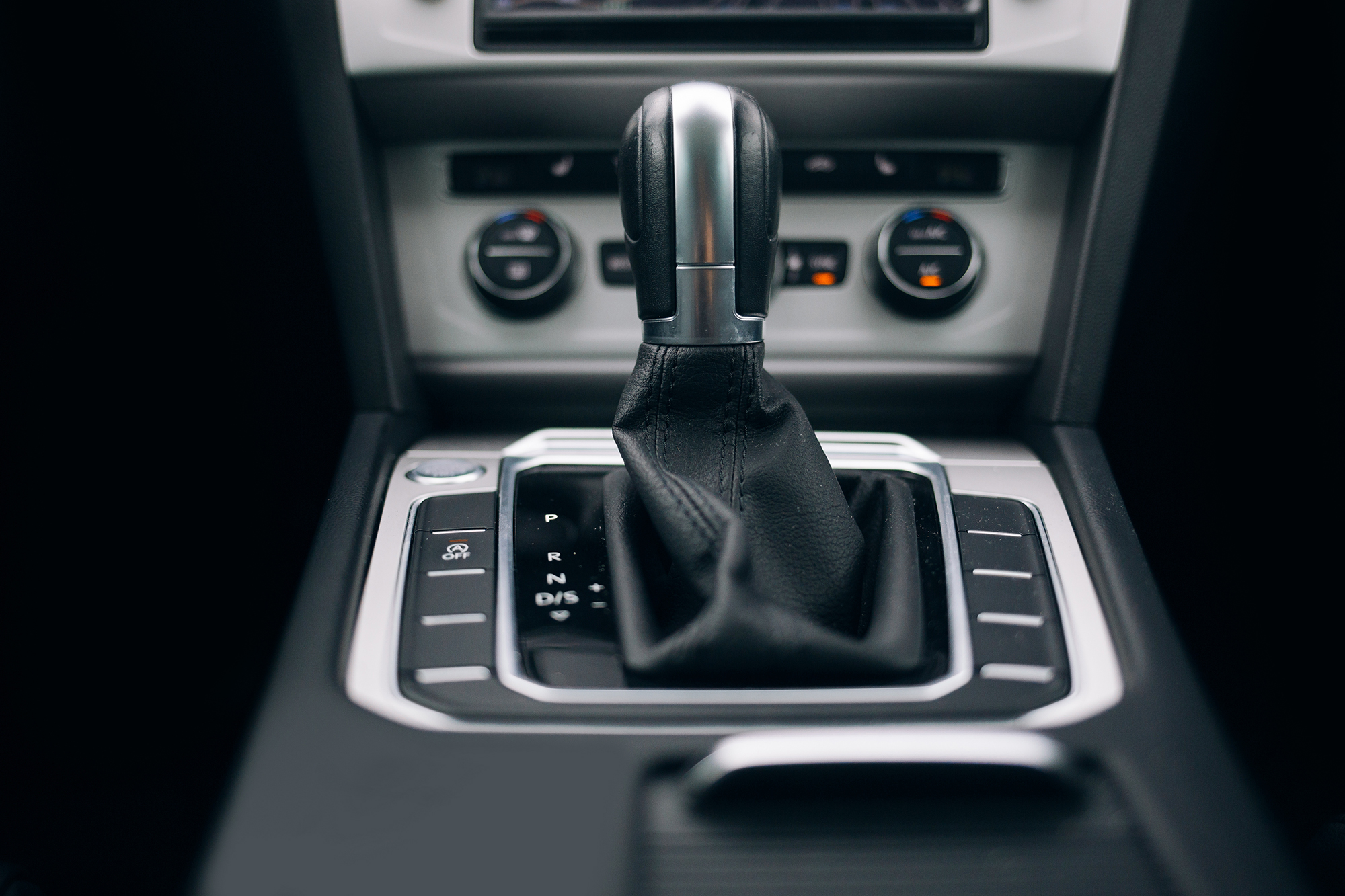 A car's gearbox shift knob in parking position.