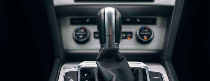 A car's gearbox shift knob in parking position.