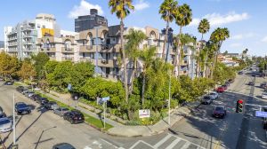 Los Angeles’ Moribund Multifamily Market Shows Signs of Life 740 South Burnside Avenue, Los Angeles.