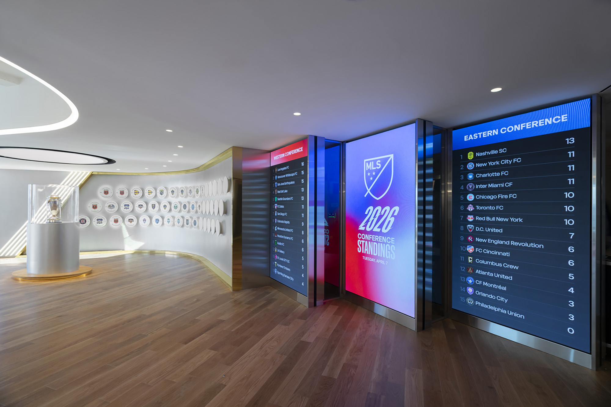 The open reception space features an abundance of light and is infused with technology.