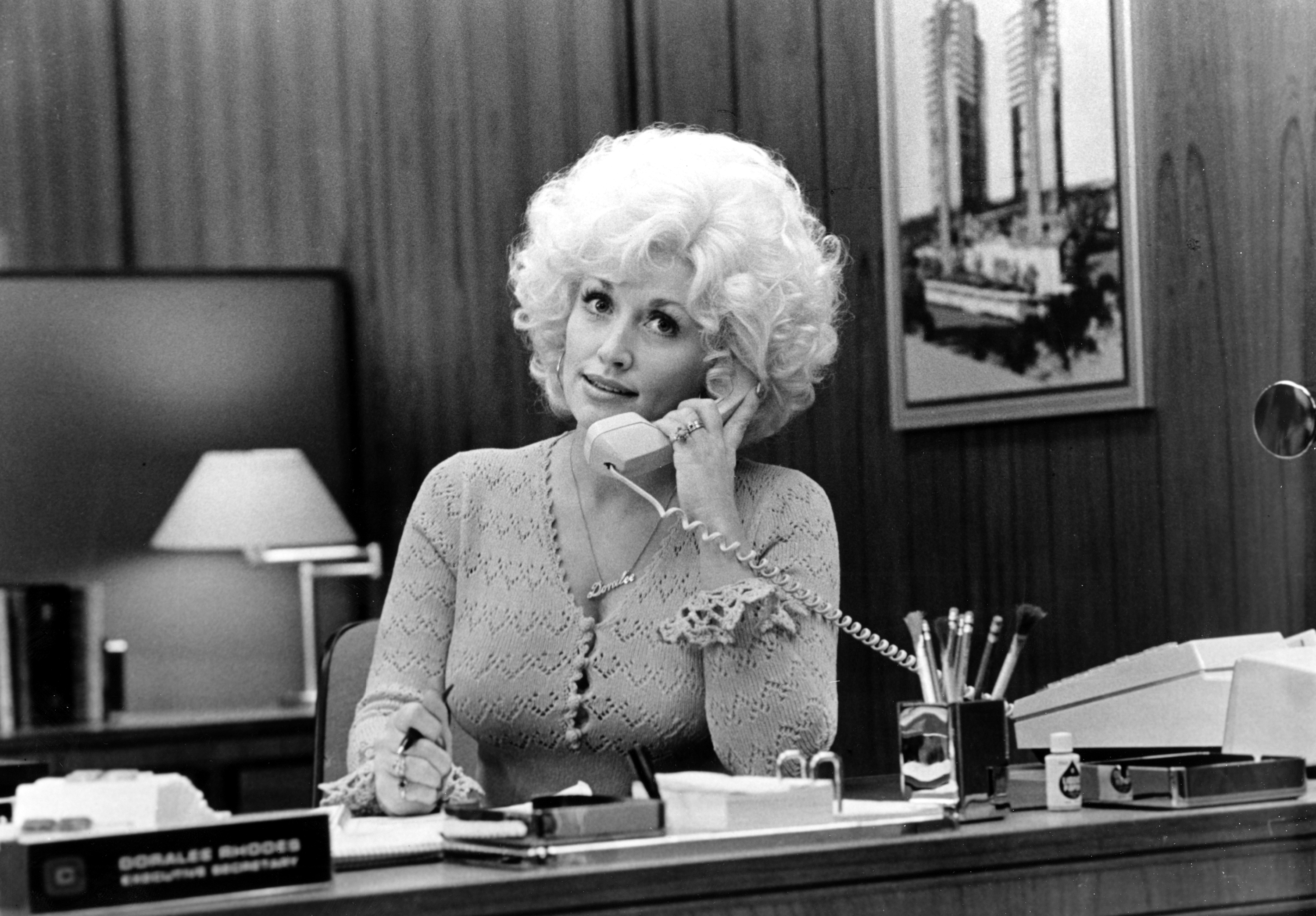 DECEMBER 1980: Country singer Dolly Parton acts in a scene from the movie "9 to 5" which was released on December 19, 1980. (Photo by Michael Ochs Archives/Getty Images)