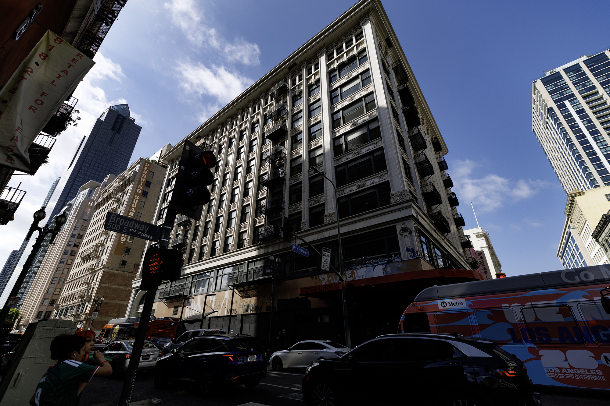 This landmarked downtown Los Angeles apartment building designed by famed Los Angeles architect John Parkinson is on the market as its owners face foreclosure.