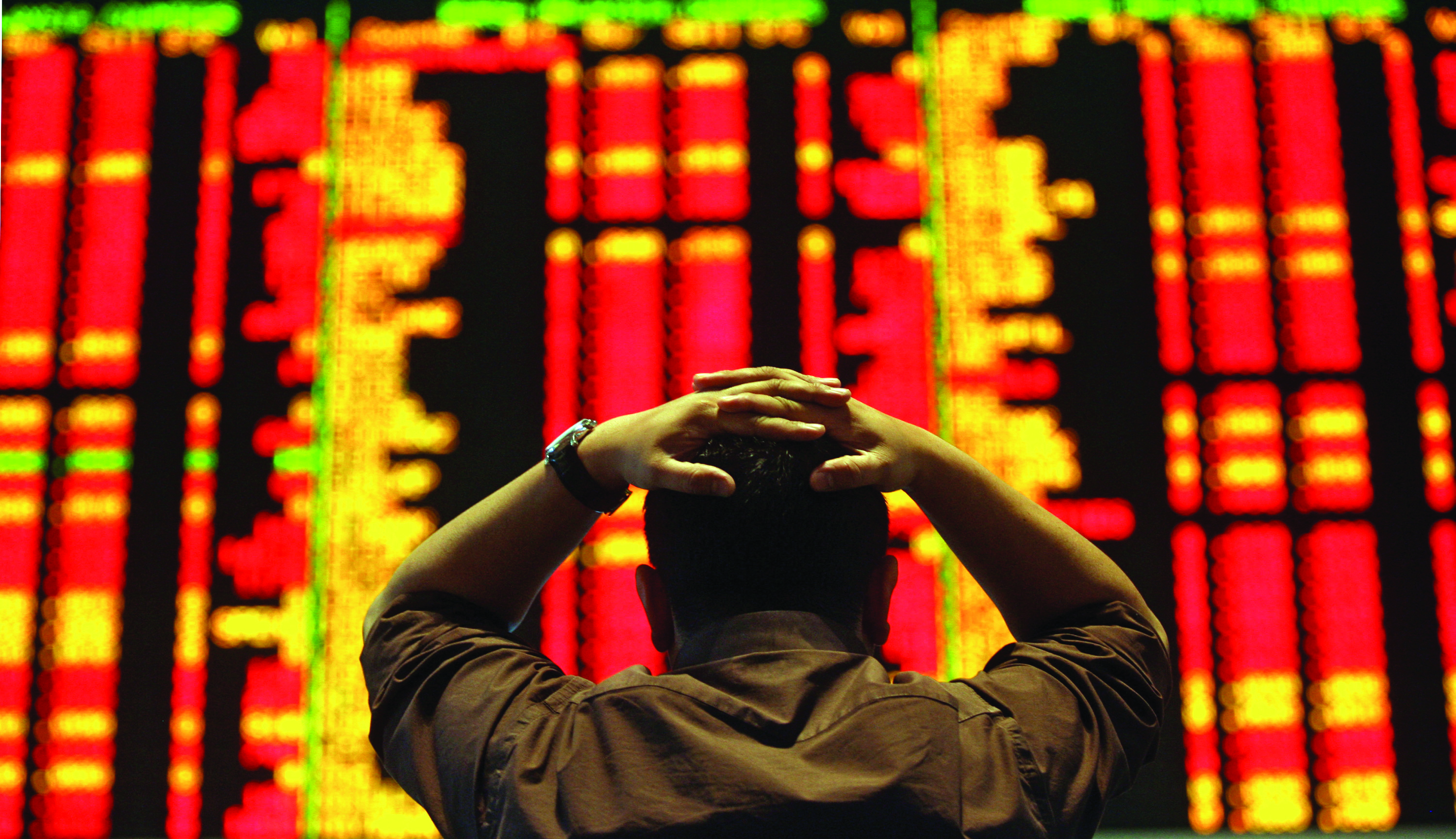 TOPSHOT - An investor reacts as he monitors the share index at a private stock market gallery in Kuala Lumpur on September 18, 2008. Share prices on Bursa Malaysia were broadly lower at mid-day amid a global sell-off triggered by growing concerns over the extent of the United States credit crunch and domestic political uncertainties, dealers said.