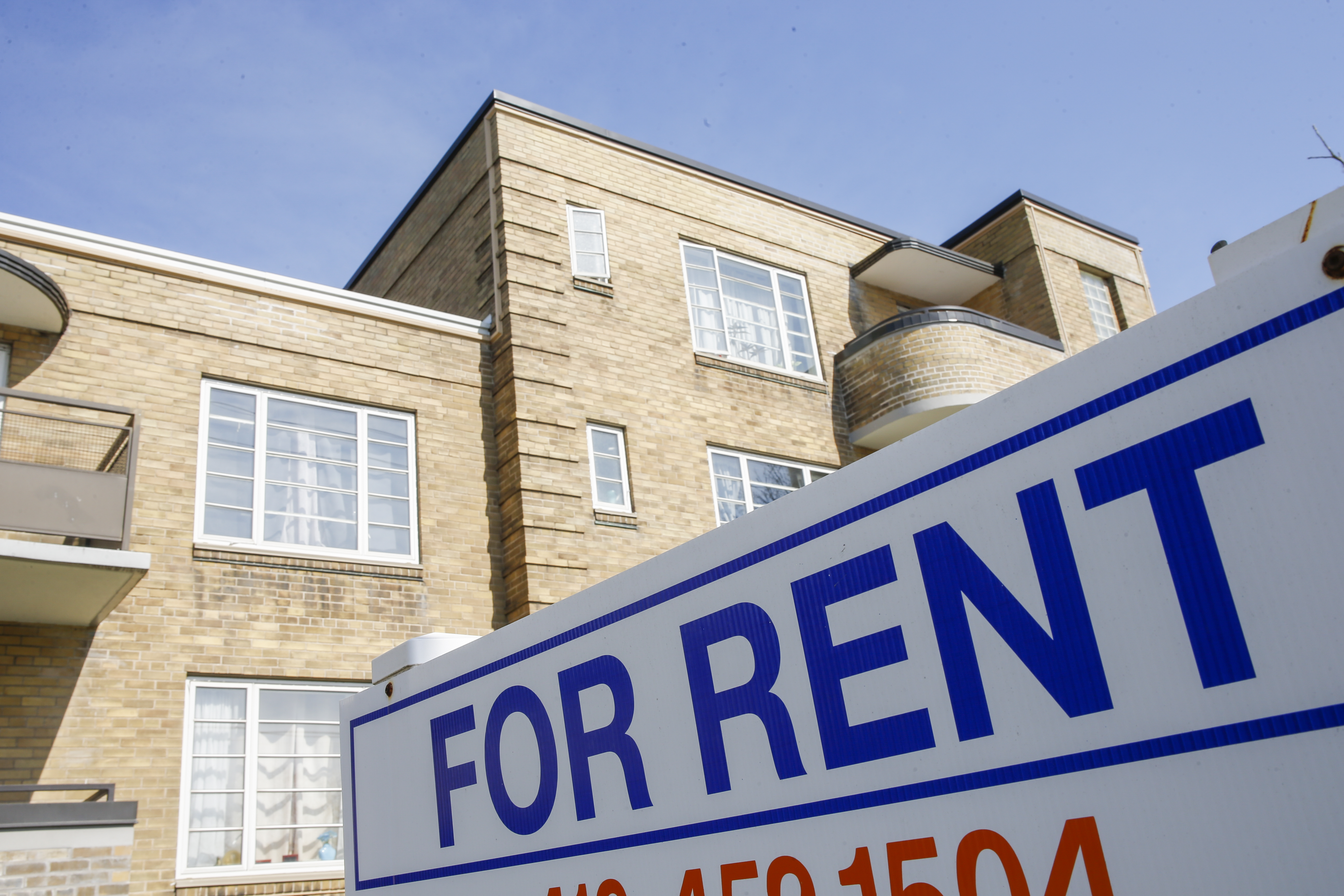 An apartment for rent sign.