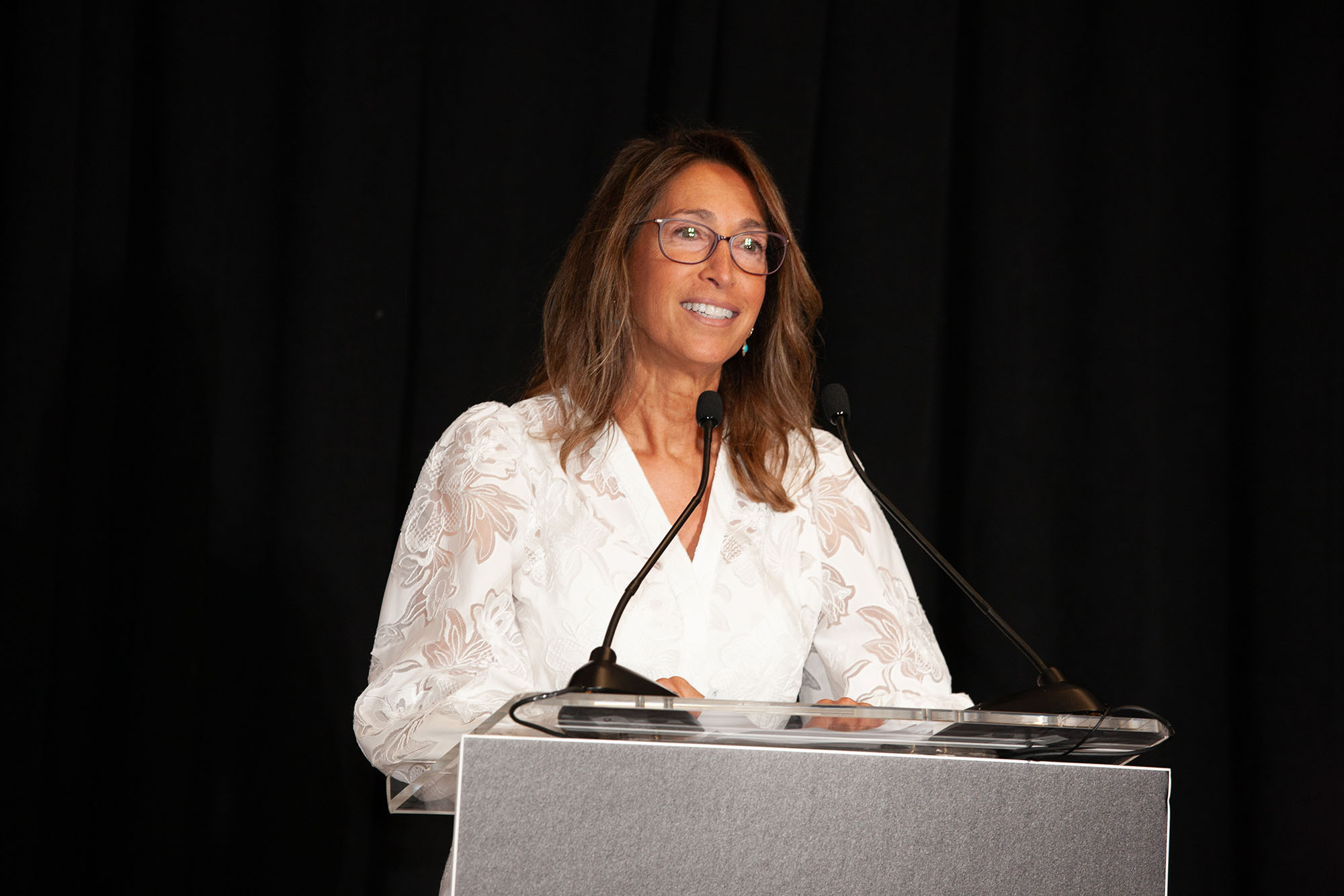 Lisa Silverstein of Silverstein Properties receives the Executive Leadership Award at the Commercial Observer Power Gala at 7 World Trade Center.