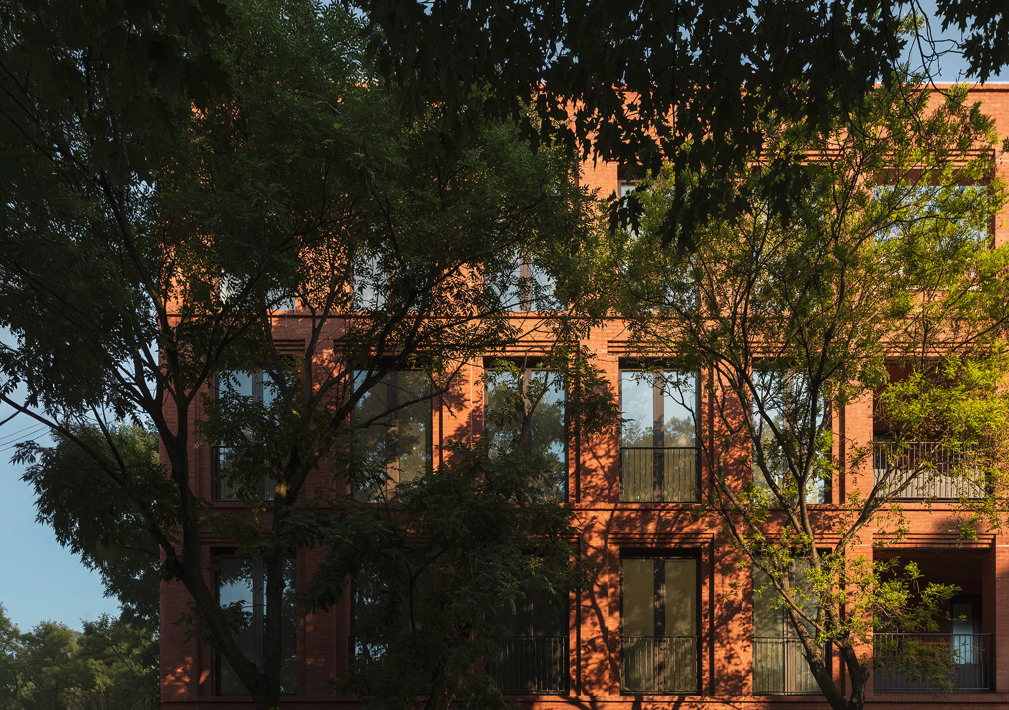 110 Borum Place in Cobble Hill, Brooklyn spans an entire block.